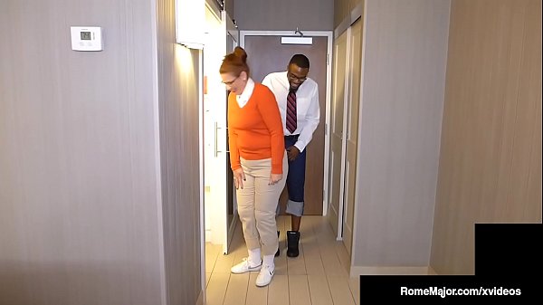 ¡El semental negro Rome Major se folla a la nerd traviesa Ginger Reigh!