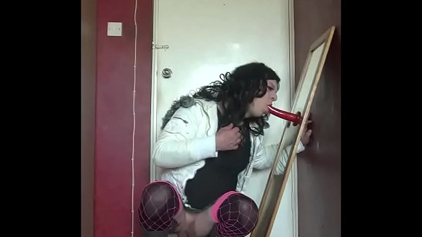 le travesti bisexuel Mark Wright a dit que si tu venais lui baiser le cul comme dans cette vidéo, il te sucerait la bite et avalerait ton sperme