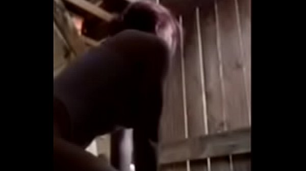 Die deutsche Schlampe Jess erledigt es für die Nachbarin, während ihr Mann arbeiten muss...