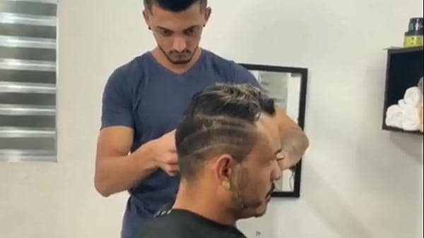 Kadu Ventr&iacute_ et Edu Scott - J'ai baisé mon barbier très excité_bareback sex