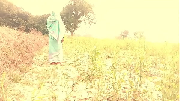 Quel bastardo mi ha beccato e scopato nel campo di senape