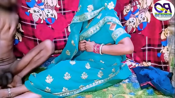 Desi-Muschi-Fickspaß, komplettes Kleid, Saree angehoben und gefickt, beide Beine angehoben und gefickt, Hindi-Audio, Claire Vaise