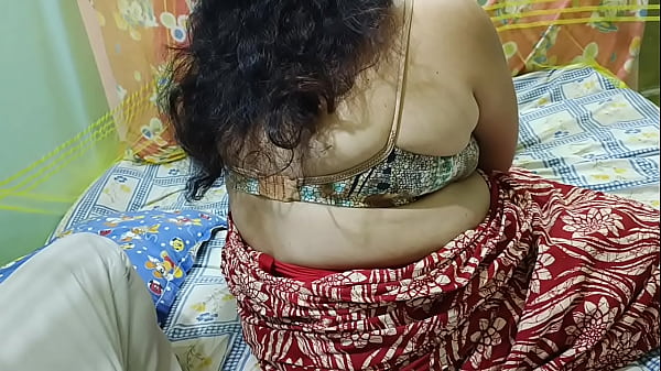 Sexy Hot Desi Housewife se fait masser tout le corps dans une chambre d'hôtel