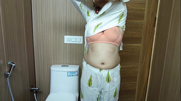 बाथरूम में मेरी सौतेली माँ की स्वादिष्ट बिल्ली की कोशिश करना। पूरा वीडियो