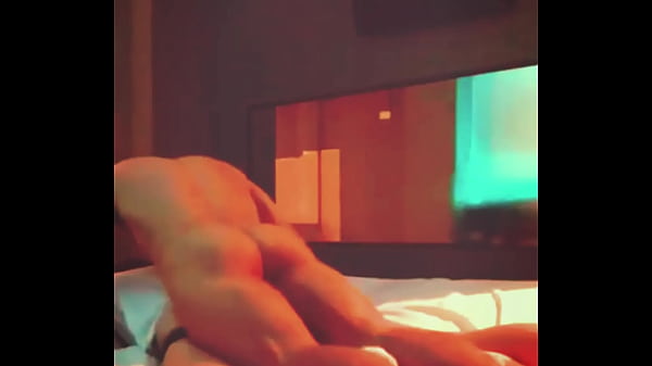 Mein heterosexueller Nachbar mit großem Arsch fickt mich zum ersten Mal ohne Sattel in seinem Haus, nachdem er einen Film gesehen hat