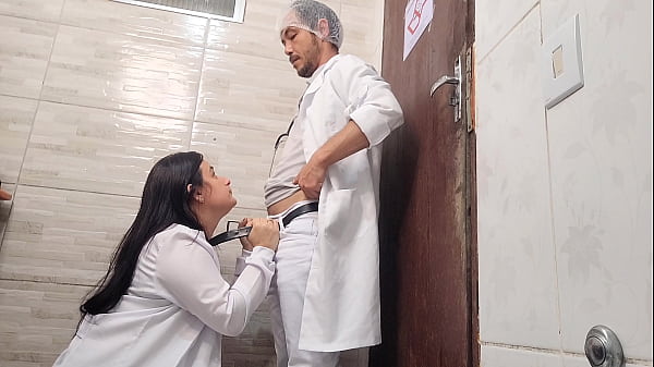 Enfermera caliente va al baño del hospital con el doctor