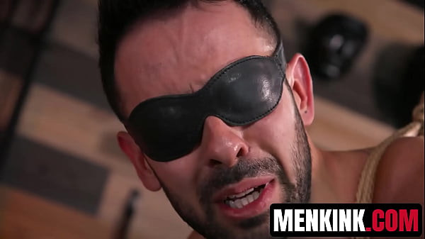 Il retro del sottomesso Jesse Ferrer trasformato in un'area ricreativa per i grandi genitali di Dominic Pacifico.