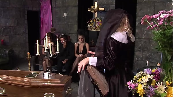 Sacerdotes curan a la hermana Mary Anne de su deseo sexual