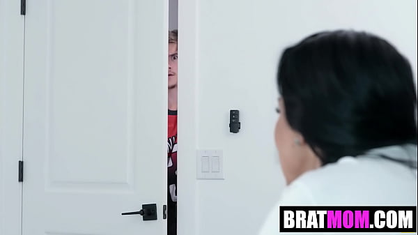 Tylers schockierende Entdeckung des Teamkollegen-Ficks des Trainers führt zu einer wilden, mit Creampies angeheizten Bürositzung, um seinen Platz zu retten!