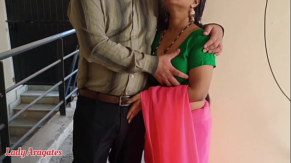 Die junge Desi Bhabhi erfreut den Vermieter, indem sie ihre Muschi und ihren Arsch ficken lässt