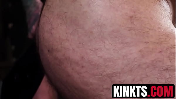 Dale Savage phục tùng sự kiểm soát của Chelsea Marie, đưa quả bóng chèo thuyền làm chết tiệt cổ họng và hậu môn sâu trước khi cô vắt sữa anh ta.