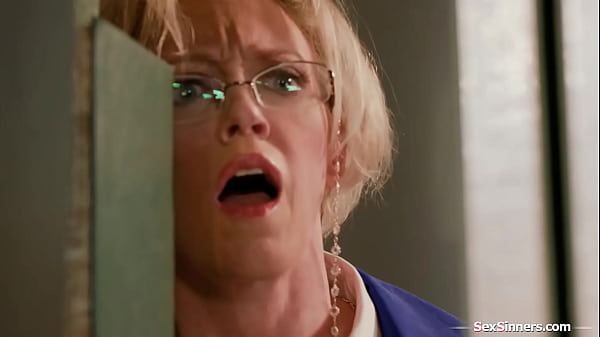 Vous essayez d'apprendre avec vos grosses bites dans ma bibliothèque ?