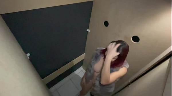 Fiquei com tanto tesão que fodi no GloryHole com um estranho e acabei me enchendo de porra na buceta.