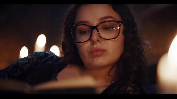 日本亚洲吸血鬼性爱 - 大奶宝贝 Rikako 被书呆子 Leana 掠夺并变成女同性恋恶魔