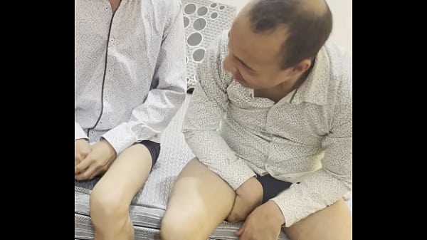 La bella teenager si diverte anale