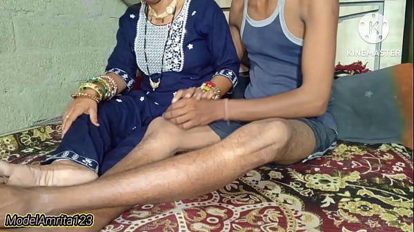 Amrita Bhabhi wird nachts hart gefickt