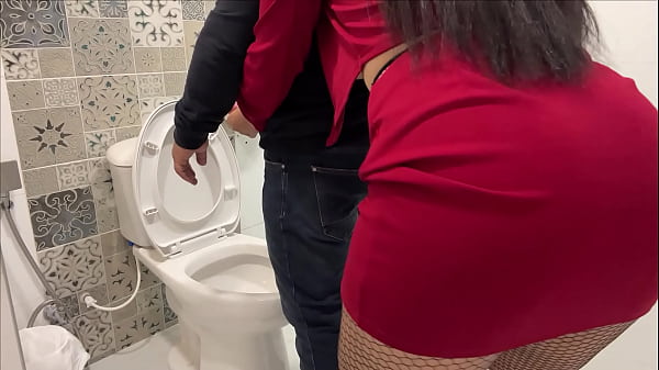 SESSO NEL BAGNO DELL'UFFICIO CON UNA SEGRETARIA ALTA E GRANDE CULO FINISCE CON UN CREAMPIE CREMOSO