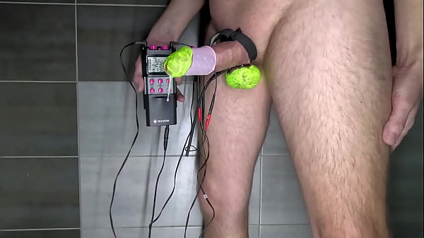 Ostereimalerei auf einem rasierten Penis und Hoden mit Körperbemalung