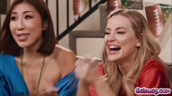 与性感女士 Nicole Doshi Hailey Rose、Ameena Green 和 Blake Blossom 一起观看足球比赛时热气腾腾的四人行