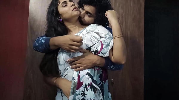 देसी युगल खड़े होकर मधुर चुंबन और कोमल स्पर्श साझा करते हैं