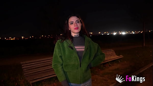 लेडीबॉय जेसिका केट, स्पेन की सबसे वांछित ट्रांससेक्सुअल, एक युवा और अनुभवहीन लड़के से चुदाई करती है - FAKings