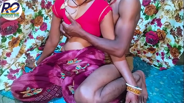 Desi Bhabhi sieht so cool aus und hat Sex mit ihrem Schwager im roten Saree, Hindi-Audio, Claire Vais