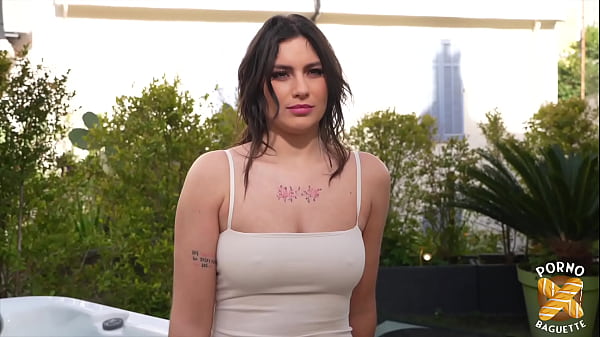 Laury, heiß und frech, teilt einen Schwanz mit ihrer Freundin