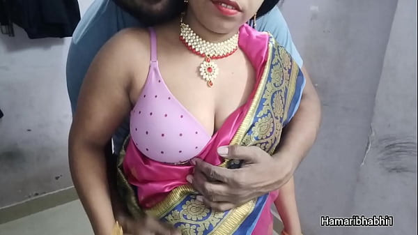 La esposa india desi se quitó el sari y le insertó la polla en el culo.