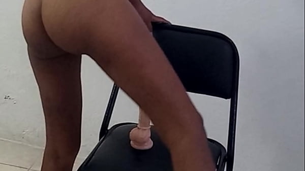 美丽的印度女人，拥有天然的山雀，在椅子上自慰，像个婊子一样呻吟