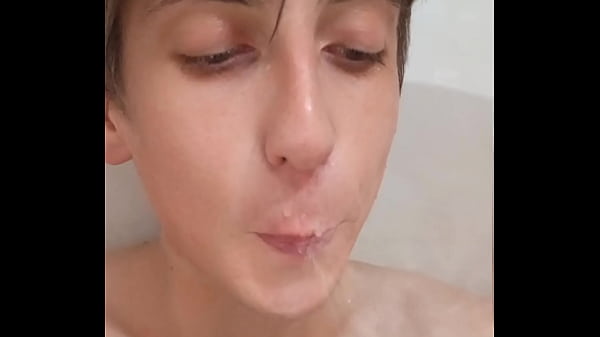 我洗澡，刮掉我纹身大鸡巴的毛，还用淋浴喷头自慰我的洞肛门。我射了两次。