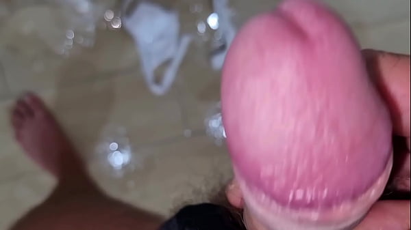 TE LO METTO IN BOCCA | SEGA E SBORRA - SI STRAPPA GLI SLIP E SI SPUTA SUL CAZZO