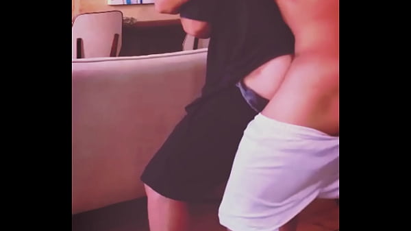 Compañero de cuarto me folla a pelo después de unos tragos