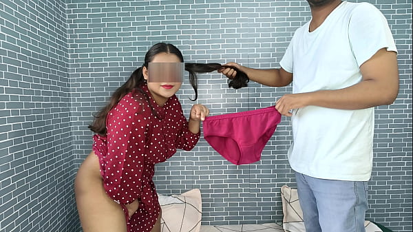 Hermanastro se folla a su linda hermanastra de la escuela mientras está sola en casa