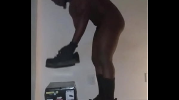 当天气变冷时，我免费做一些保暖的事情，例如在天气下雪和结冰时穿防滑鞋，以防止滑倒和摔倒