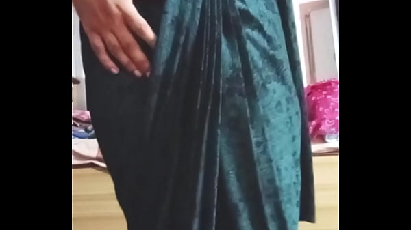 Indio gay crossdresser bottom gaurisissy jugando y presionando sus grandes tetas en sari negro sexo real xxx