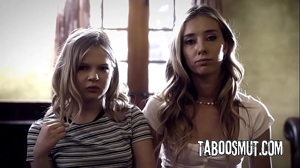 Sexy blonde Teenie zieht sich aus