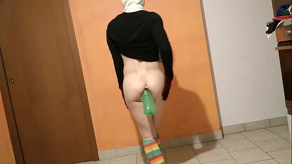 Nuovo allenamento, allenamento per camminare come un super frocio con la bottiglia inserita e ancora più forte