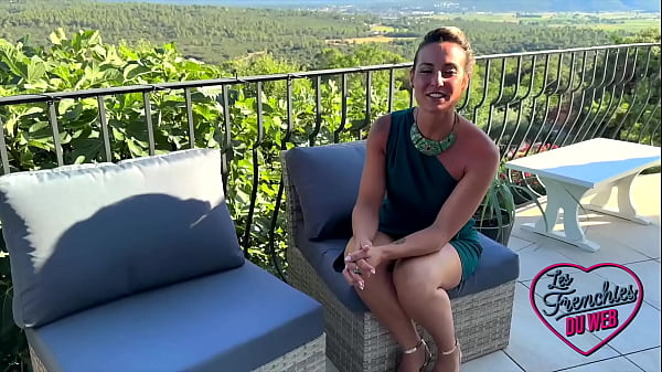 Pam et Ashley, deux blondes coquines, adorent le sexe à trois !