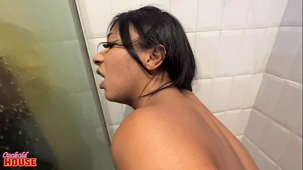 Essa morena novinha aprendeu a sentar no pau - com o c&uacute_ - bem cedo