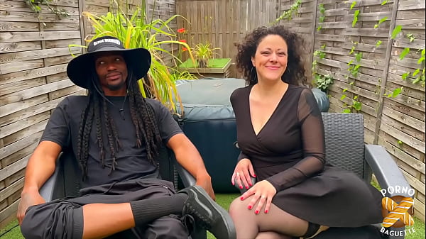 Stella et Pam, deux coquines partageant une bite