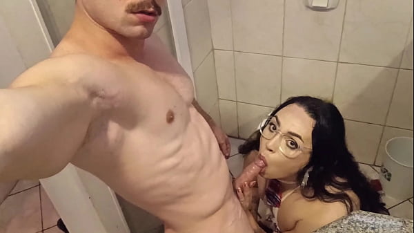 Spiel um Wahrheit oder Pflicht mit dem fettärschigen Transvestiten