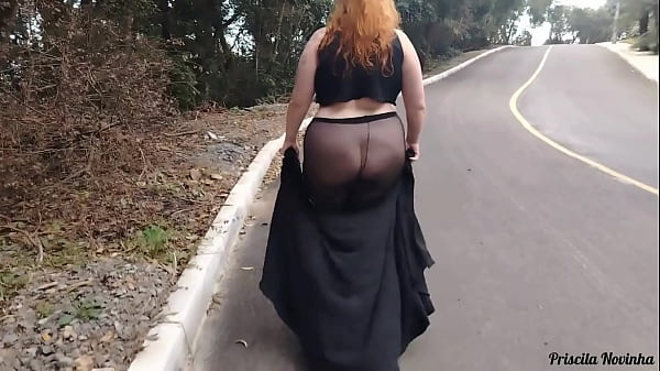 Meine junge Stiefmutter auf der Straße, trägt transparente Kleidung ohne Höschen und gibt an – in Höschen.