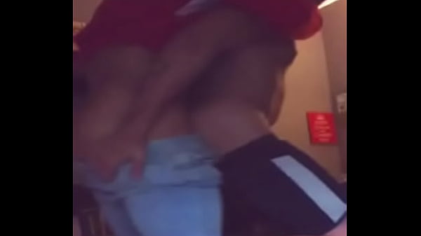 Jovencito atlético del colegio me destroza el culo