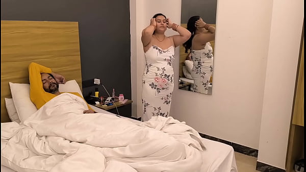Desi-Mädchen Puja Baby nimmt morgendliche Dusche