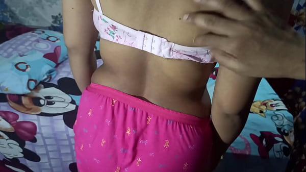 Desi, una studentessa indiana con grandi tette, sexy, scopata duramente a pecorina dal suo ex fidanzato