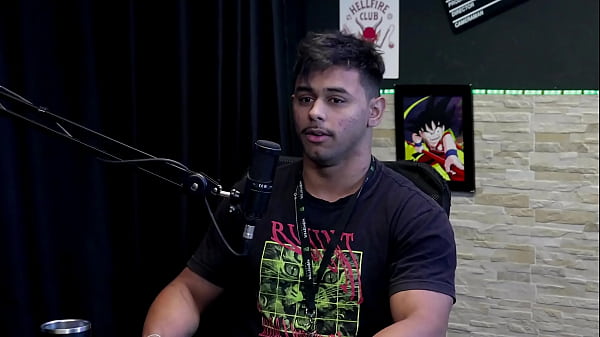 Il a appris à enregistrer du porno, il a les bons angles, il a dû apprendre à mieux baiser, et il a besoin de connaître les noms des positions - Guilherme Filmmaker Porn&ocirc_ (REGARDER : SHEER/RED)