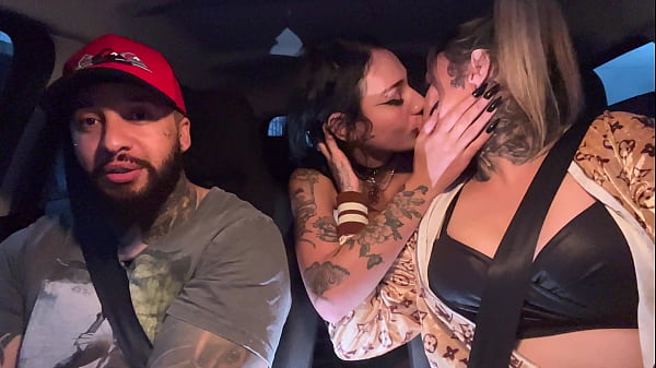 La ragazza carina si diverte