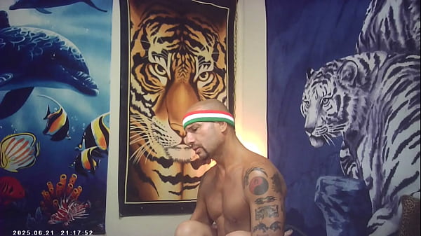 HINTER DEN KULISSEN DES PORNO-SHOOTINGS MAXXX LOADZ STREICHELT MIT MAGISCHER BEWEGUNG