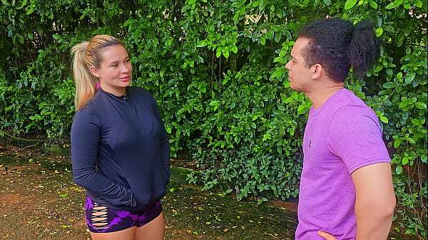 Laufender Fremder fickt mich in einem Park