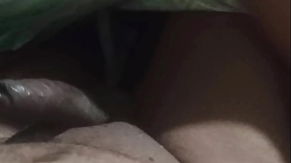 Lei non ha esperienza nel succhiare cazzi ma le piace farlo nel culo.